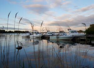 Anttooran lomakylän venelaiturissa kalastusveneitä.